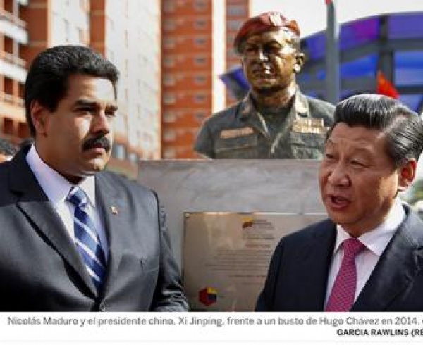 Президенты Венесуэлы и Китая перед бюстом Уго Чавеса