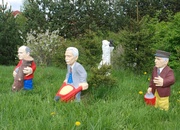 Gnomes with portraits of party leaders