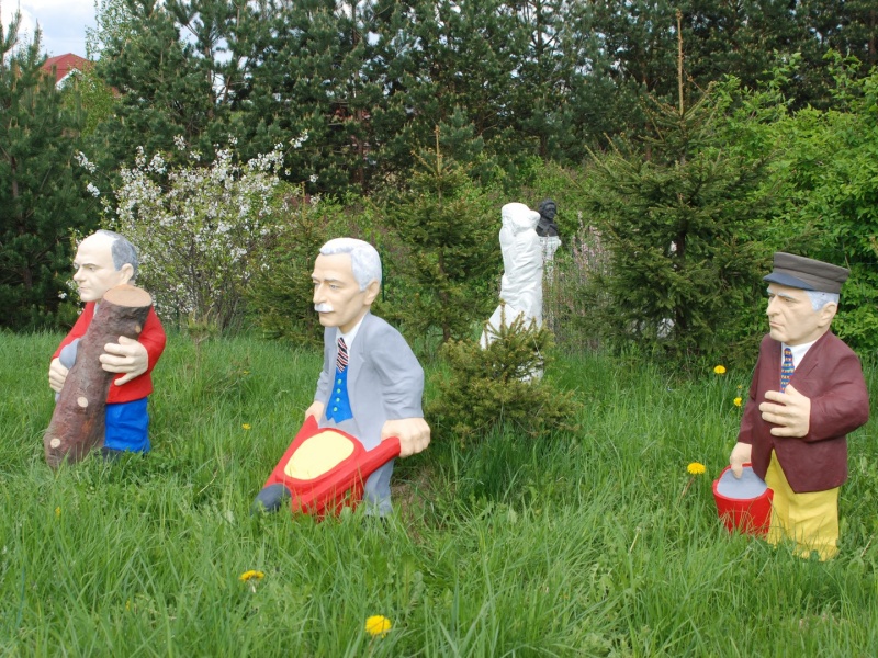 Gnomes with portraits of party leaders