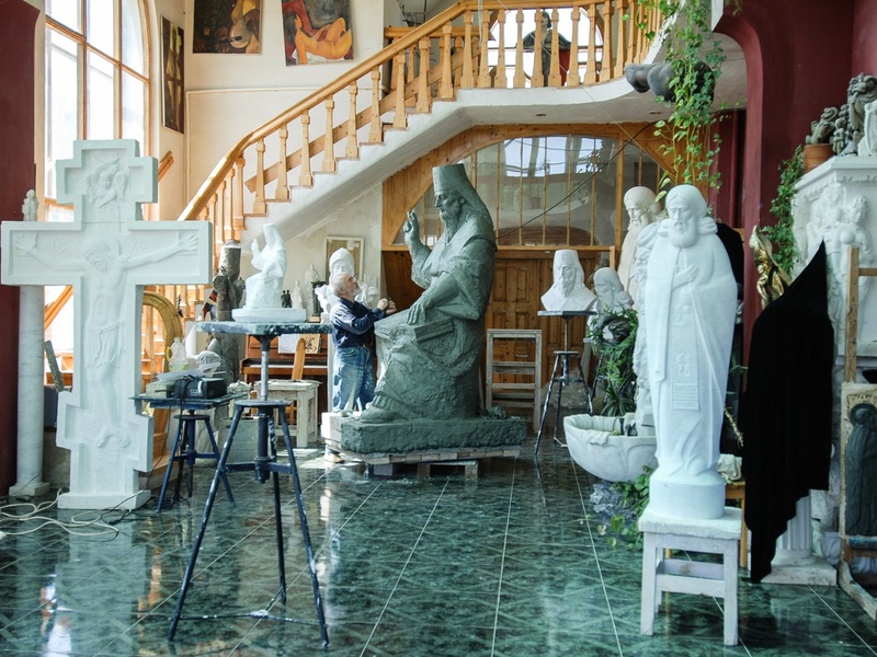 Gallery and park of contemporary marble sculpture by artist Sergei Kazantsev in the Moscow region