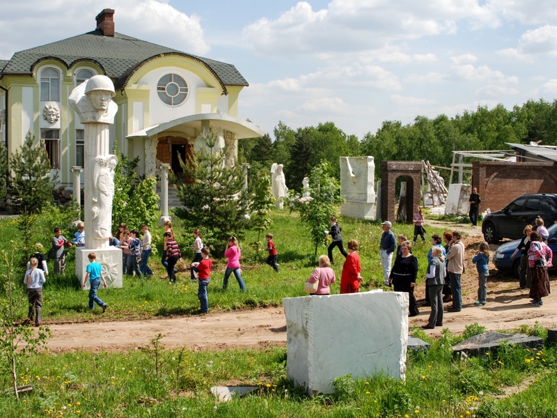 Gallery and park of contemporary marble sculpture by artist Sergei Kazantsev in the Moscow region