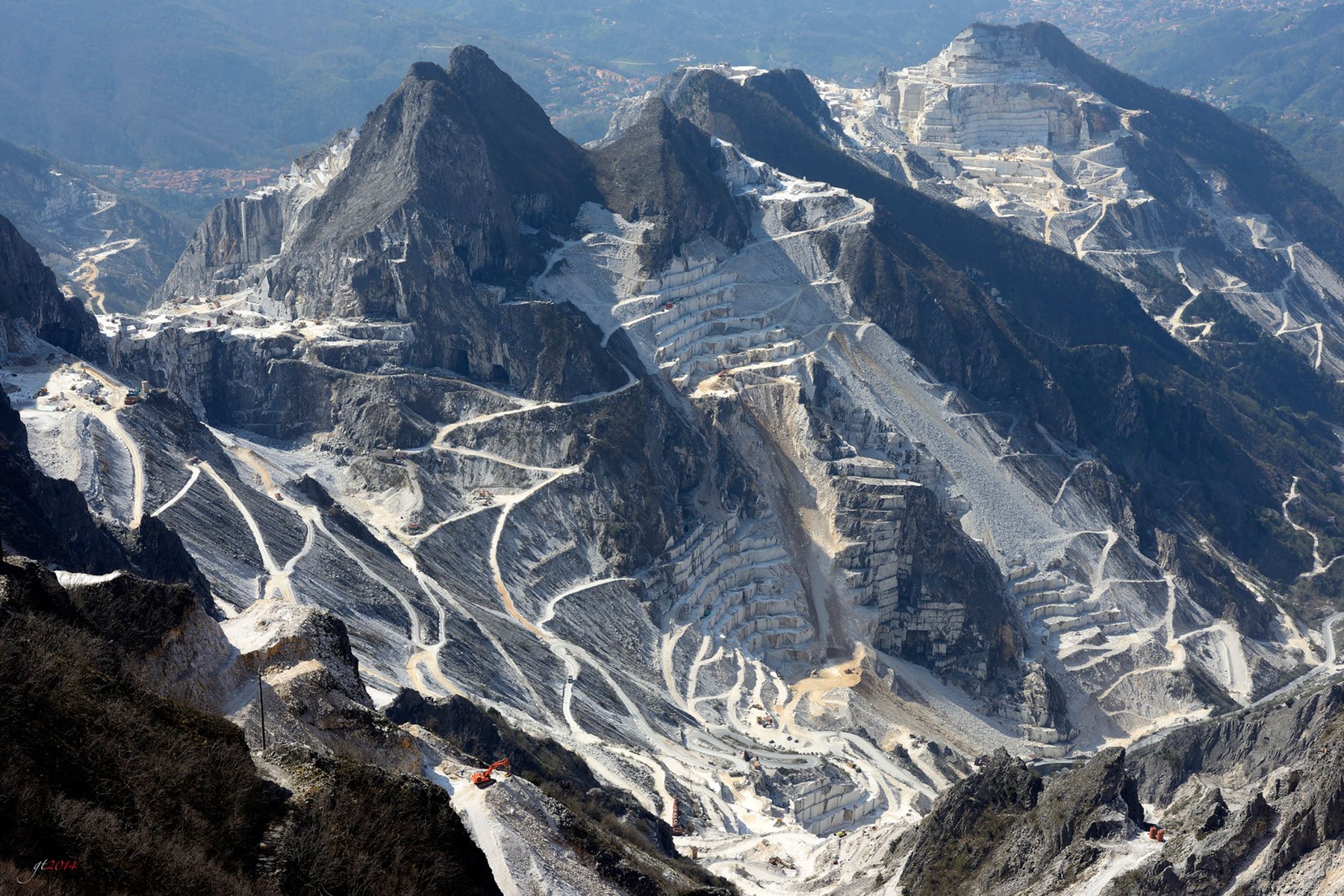 Carrara. Каррара Италия. Каррарский мрамор Италия. Мрамор в Италии в Каррара. Карьер Каррара Италия.